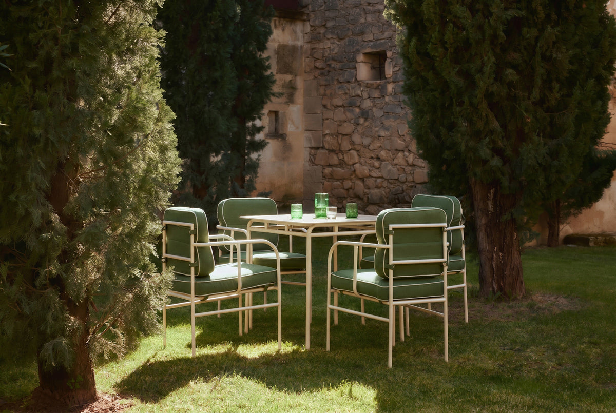 table carrée Maddalena et chaises Maddalena vert sapin - mise en situation jardin