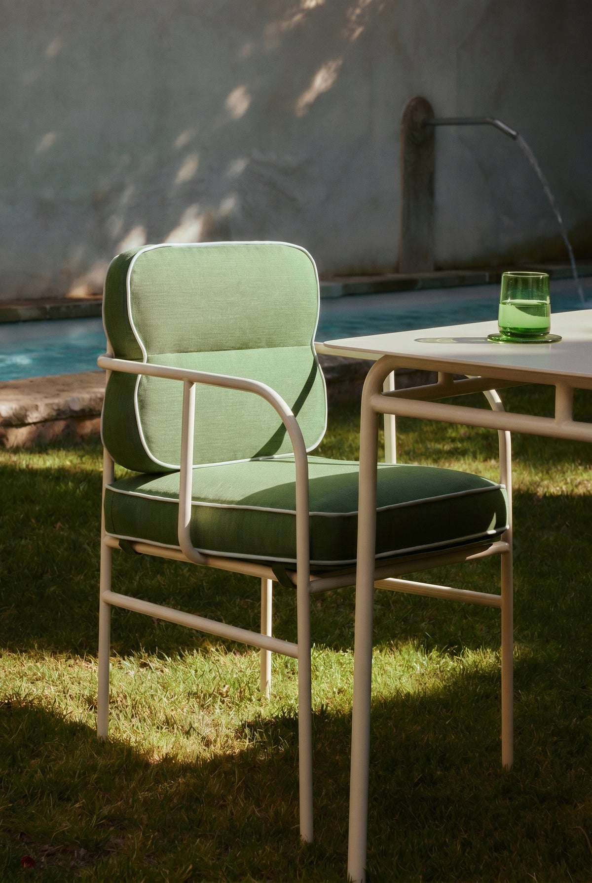 chaise Maddalena - coussin vert sapin et structure beige amande - détail dossier